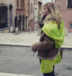 Le manteau "Canopée" vue côté, porté sous une veste