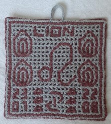 Lion. Non feutré, avec attache centrale